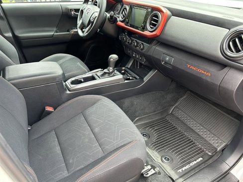 Used 2018 Toyota Tacoma TRD Off-Road AWD/4WD image 14