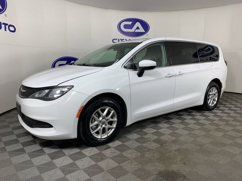 Used 2022 Chrysler Voyager LX image 7