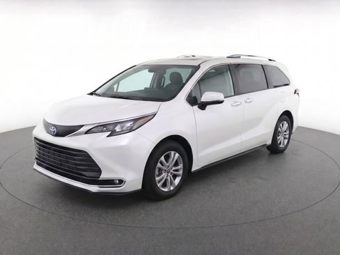 Used 2023 Toyota Sienna Platinum AWD/4WD image 3