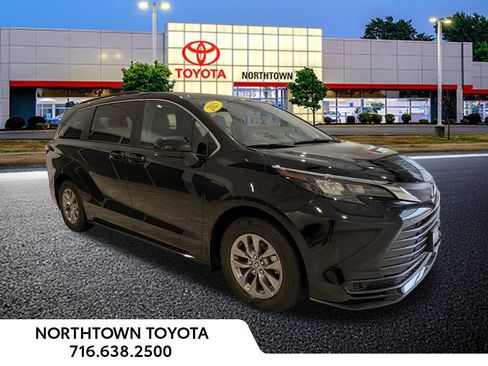 Used 2025 Toyota Sienna LE w/ LE Plus Package image 10