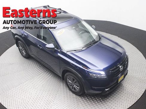 Used 2023 Nissan Pathfinder SV w/ SV Premium Package AWD/4WD image 3