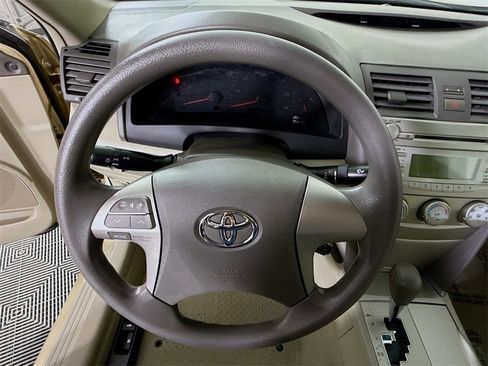 Used 2010 Toyota Camry LE image 17