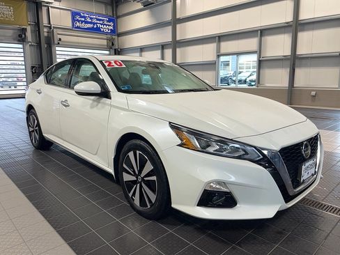 Used 2020 Nissan Altima 2.5 SV image 1