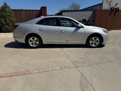 Used 2016 Chevrolet Malibu LT image 2