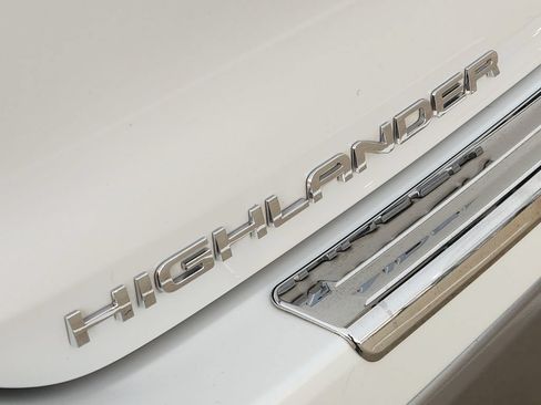 Used 2023 Toyota Highlander Platinum FWD image 12