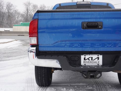 Used 2017 Toyota Tacoma TRD Off-Road image 12