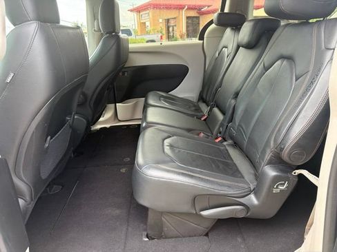 Used 2020 Chrysler Pacifica Touring-L FWD image 18