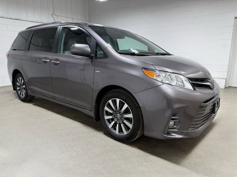 Used 2020 Toyota Sienna XLE w/ XLE Navigation Package image 3