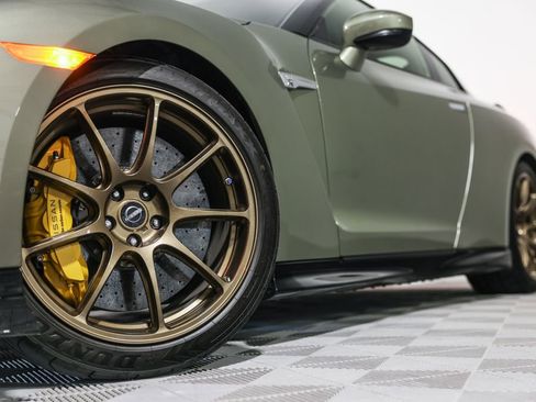 Used 2021 Nissan GT-R Premium image 12