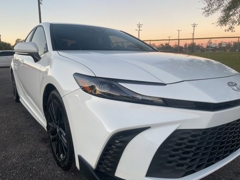 Used 2025 Toyota Camry SE image 9