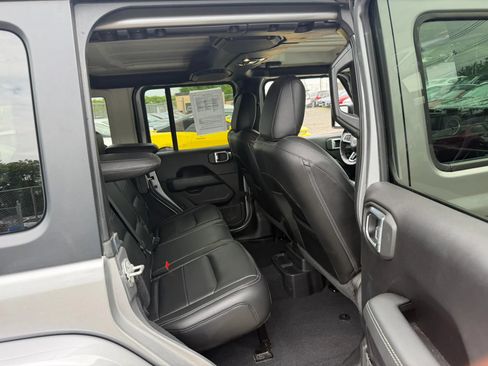 Used 2019 Jeep Wrangler Unlimited Sahara w/ Cold Weather Group AWD/4WD image 26