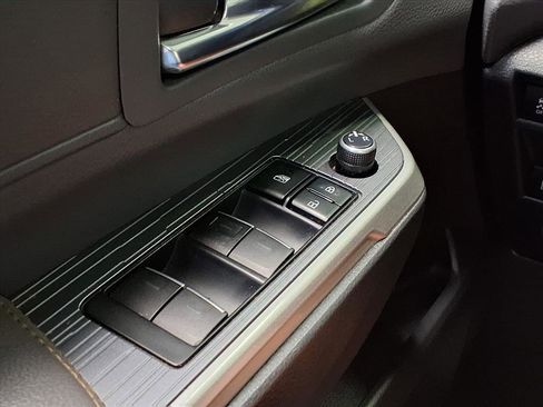 Used 2022 Toyota Sienna XLE Woodland Edition image 32