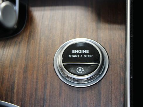 Used 2025 Mercedes-Benz C 300 Sedan image 35