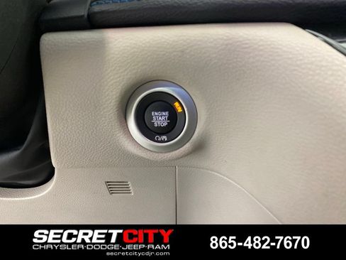 Used 2021 Chrysler Pacifica Touring-L FWD image 16
