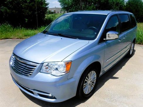 Used 2012 Chrysler Town & Country Touring-L w/ Premium Group FWD image 8