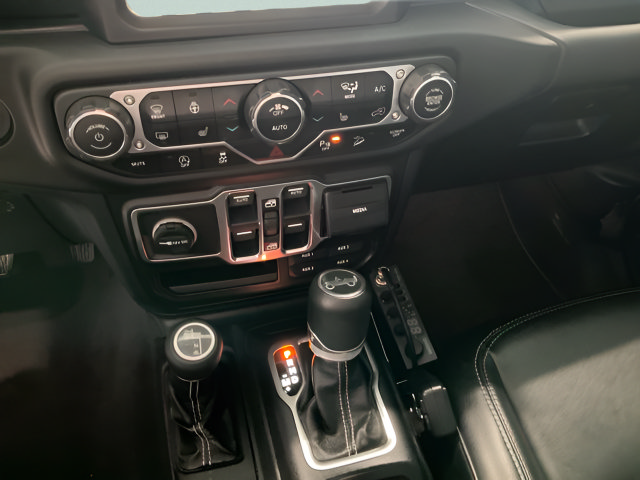 Used 2018 Jeep Wrangler Unlimited Sahara AWD/4WD image 18
