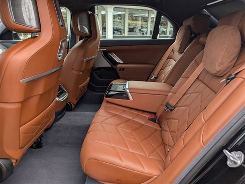 Used 2023 BMW i7 xDrive60 image 11