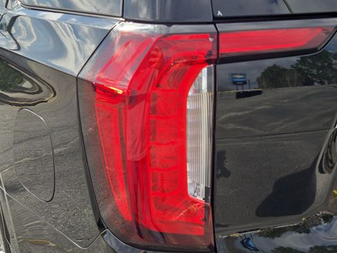 Used 2023 GMC Yukon SLT image 12