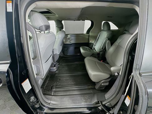 Used 2021 Toyota Sienna XLE image 28