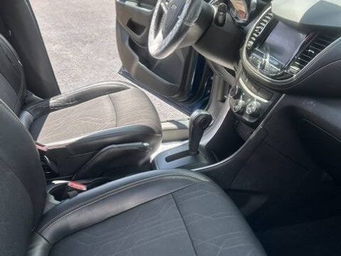 Used 2020 Chevrolet Trax LT w/ Driver Confidence Package FWD image 3