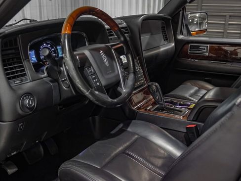 Used 2016 Lincoln Navigator Select RWD image 10