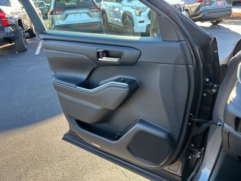 Used 2024 Toyota Highlander XLE image 29