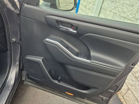 Used 2022 Toyota Highlander XLE image 22