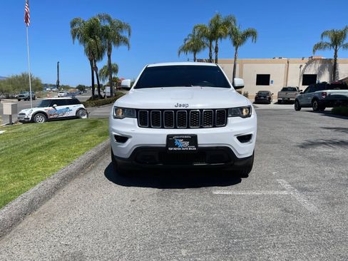Used 2017 Jeep Grand Cherokee Laredo RWD image 2