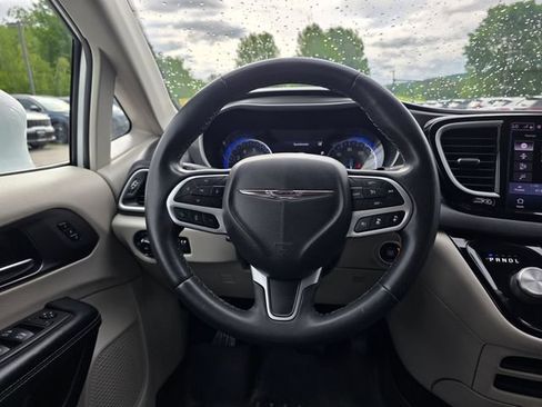 Used 2022 Chrysler Pacifica Touring-L FWD image 24