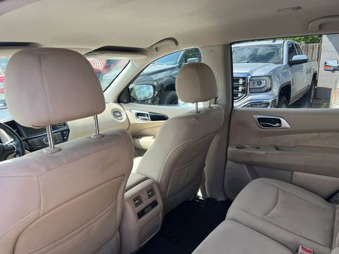 Used 2017 Nissan Pathfinder SV image 9