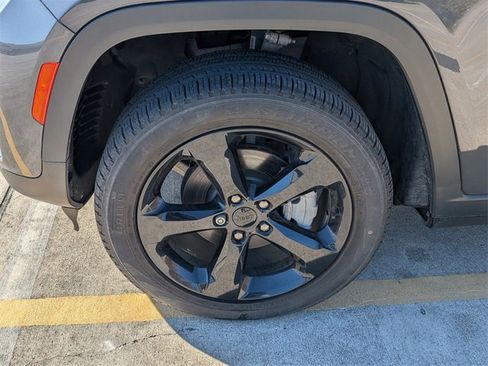 Used 2023 Jeep Grand Cherokee Limited w/ Black Appearance Package image 9