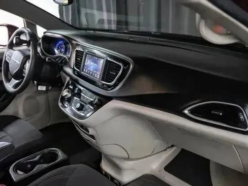 Used 2018 Chrysler Pacifica Touring Plus w/ Tire & Wheel Group FWD image 17