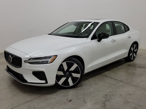 Used 2024 Volvo S60 T8 Plus image 33