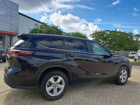 Used 2024 Toyota Highlander LE FWD image 5