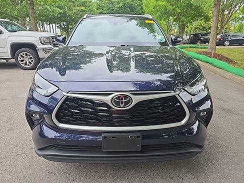 Used 2022 Toyota Highlander XLE AWD/4WD image 3