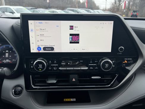 Used 2023 Toyota Highlander Limited image 18