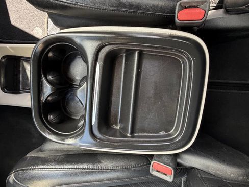 Used 2018 Chrysler Pacifica Touring-L FWD image 38