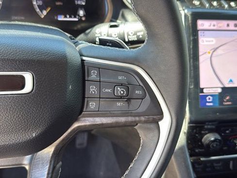 Certified 2023 Jeep Grand Cherokee Limited w/ Black Appearance Package AWD/4WD image 17