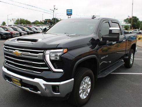 Used 2024 Chevrolet Silverado 2500 LTZ AWD/4WD image 4