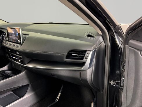 Certified 2025 Nissan Rogue SV FWD image 25