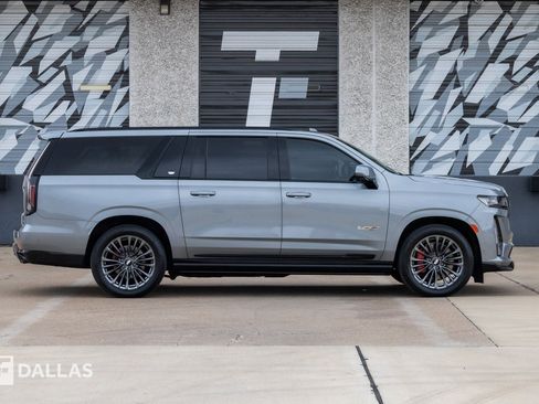 Used 2023 Cadillac Escalade ESV V image 16