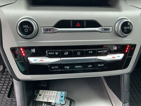 Used 2021 Ford Explorer XLT image 58