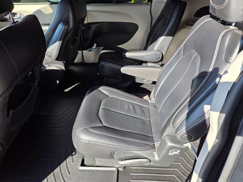 Used 2022 Chrysler Pacifica Touring-L FWD image 14