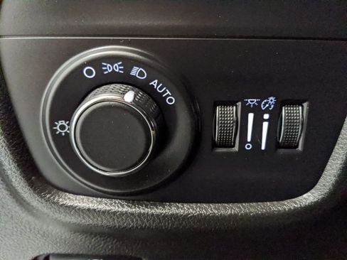 Used 2025 Jeep Grand Cherokee Laredo X image 14