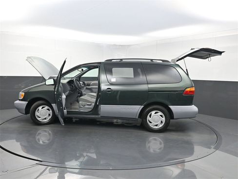 Used 2000 Toyota Sienna LE image 29