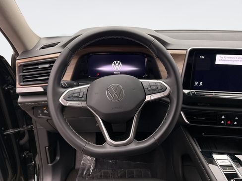 Used 2025 Volkswagen Atlas SE AWD/4WD image 12