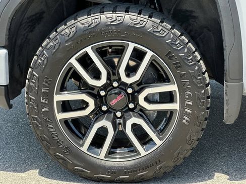 Used 2025 GMC Sierra 1500 AT4 w/ Technology Package AWD/4WD image 25