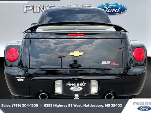 Used 2006 Chevrolet SSR w/ Preferred Equipment Group image 4