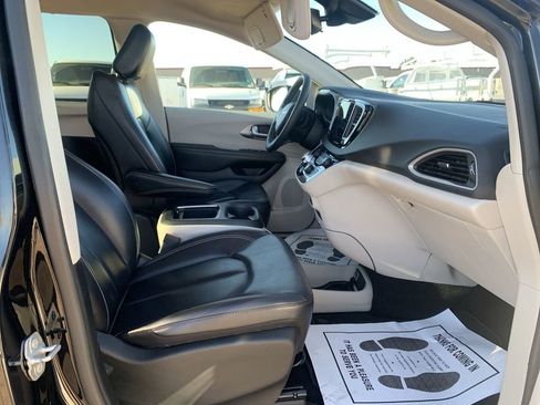 Used 2023 Chrysler Pacifica Touring-L FWD image 26