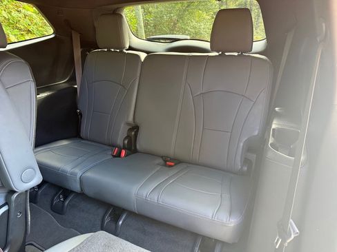 Used 2024 Buick Enclave Essence image 17